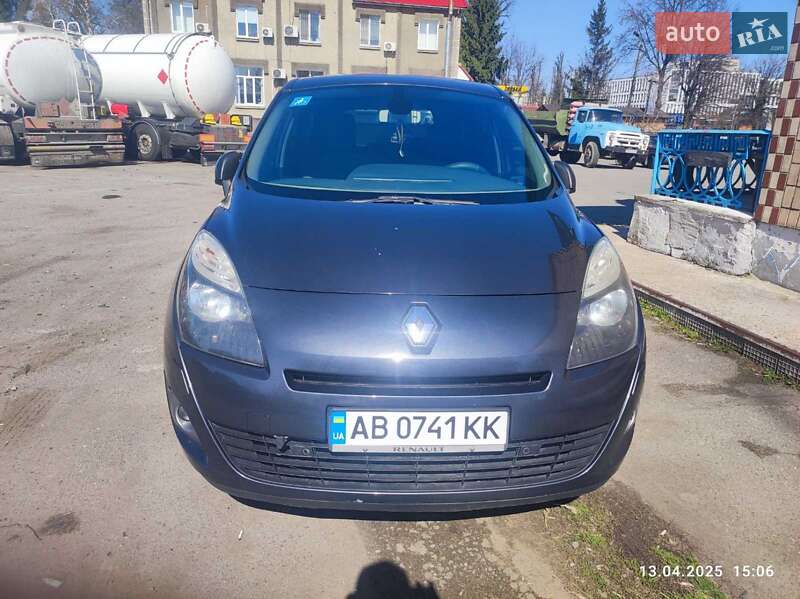 Минивэн Renault Scenic 2011 в 