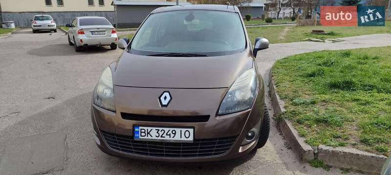 Минивэн Renault Scenic 2011 в 