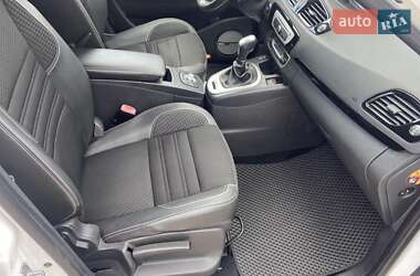Минивэн Renault Scenic 2015 в 
