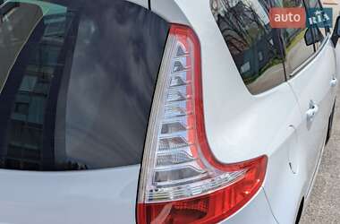 Минивэн Renault Scenic 2015 в 
