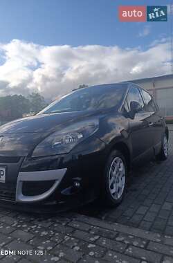 Минивэн Renault Scenic 2011 в 
