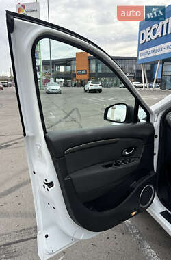 Минивэн Renault Scenic 2010 в 