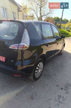 Минивэн Renault Scenic 2013 в 