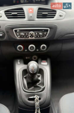 Минивэн Renault Scenic 2010 в 