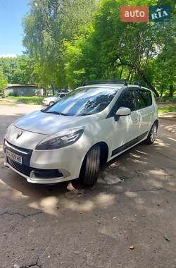 Минивэн Renault Scenic 2012 в 