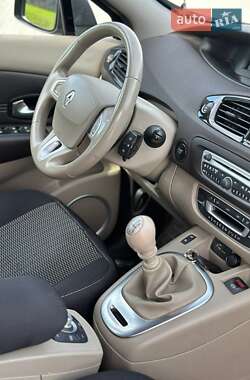 Минивэн Renault Scenic 2011 в 