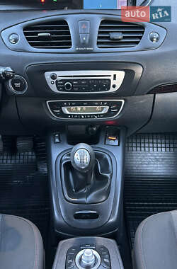 Минивэн Renault Scenic 2013 в 
