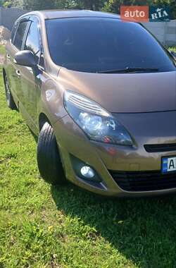 Минивэн Renault Scenic 2010 в 