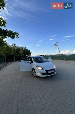 Минивэн Renault Scenic 2011 в 