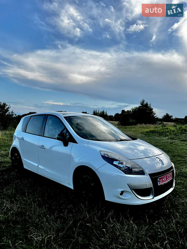 Минивэн Renault Scenic 2011 в 