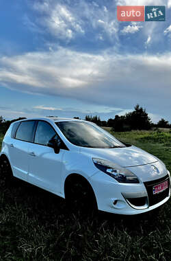 Минивэн Renault Scenic 2011 в 