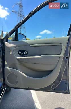Минивэн Renault Scenic 2011 в 