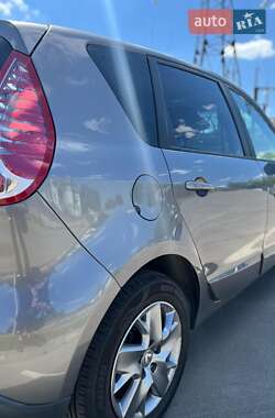 Минивэн Renault Scenic 2011 в 