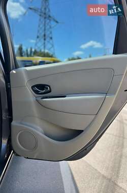 Минивэн Renault Scenic 2011 в 