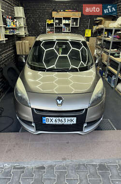 Минивэн Renault Scenic 2012 в 