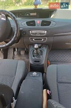 Минивэн Renault Scenic 2011 в 
