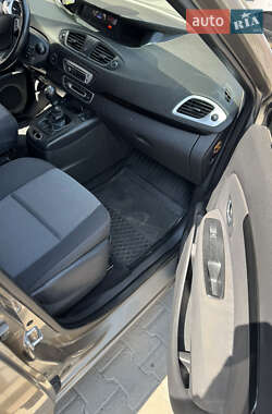 Минивэн Renault Scenic 2012 в 