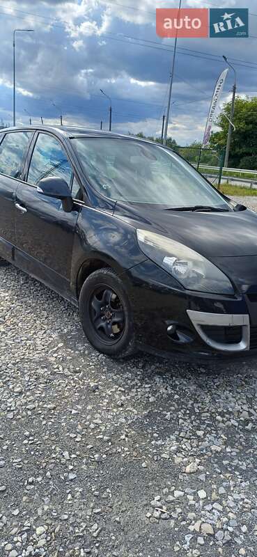 Минивэн Renault Scenic 2012 в 