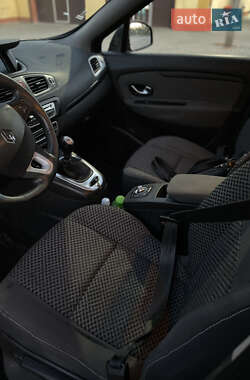 Минивэн Renault Scenic 2011 в 