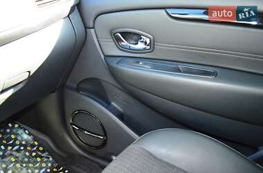 Минивэн Renault Scenic 2013 в 