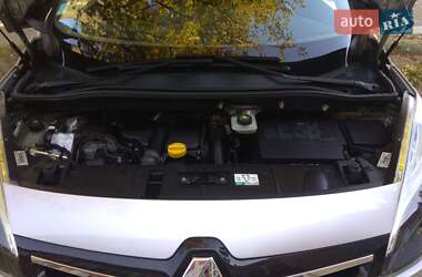 Минивэн Renault Scenic 2015 в 