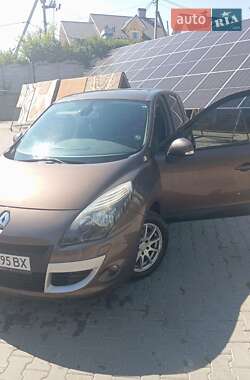 Минивэн Renault Scenic 2010 в 