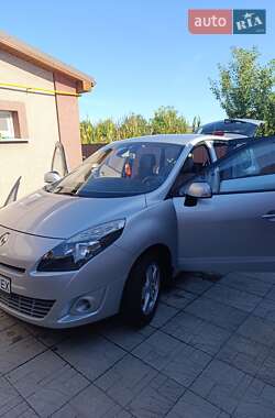 Минивэн Renault Scenic 2009 в 