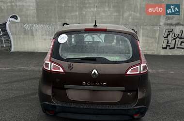 Минивэн Renault Scenic 2011 в 
