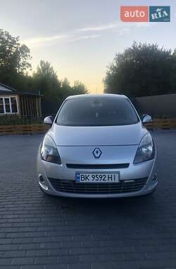 Минивэн Renault Scenic 2010 в 