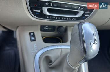 Минивэн Renault Scenic 2011 в 