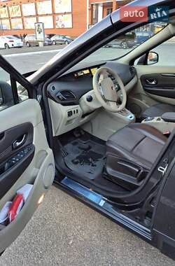 Минивэн Renault Scenic 2011 в 