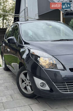Минивэн Renault Scenic 2011 в 