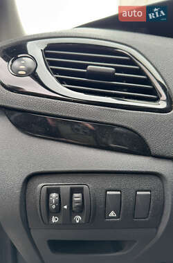 Минивэн Renault Scenic 2011 в 