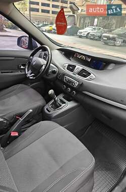 Минивэн Renault Scenic 2012 в 