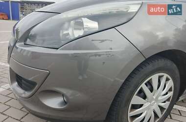 Минивэн Renault Scenic 2010 в 