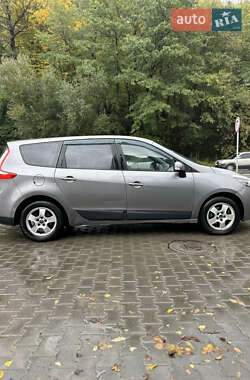 Минивэн Renault Scenic 2012 в 