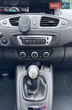 Минивэн Renault Scenic 2012 в 