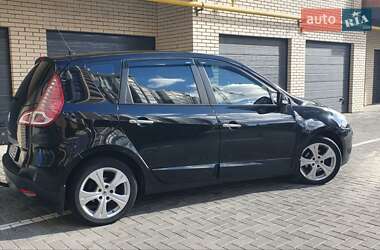 Минивэн Renault Scenic 2011 в 