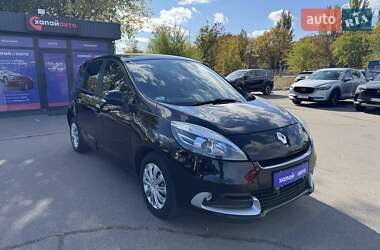 Минивэн Renault Scenic 2013 в 