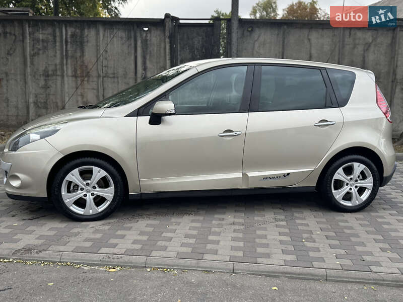 Минивэн Renault Scenic 2010 в 
