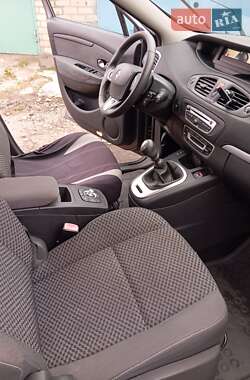 Минивэн Renault Scenic 2011 в 