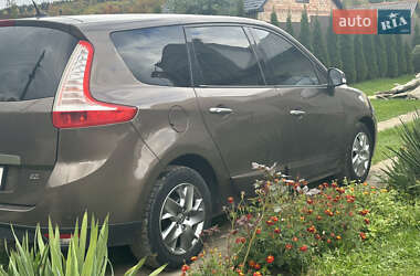 Минивэн Renault Scenic 2011 в 