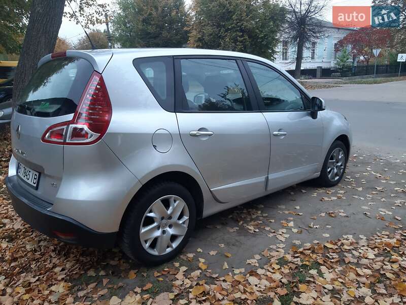 Минивэн Renault Scenic 2011 в Хороле