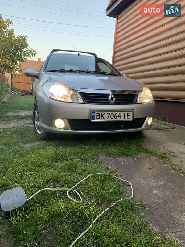 Седан Renault Symbol 2010 в Сарнах