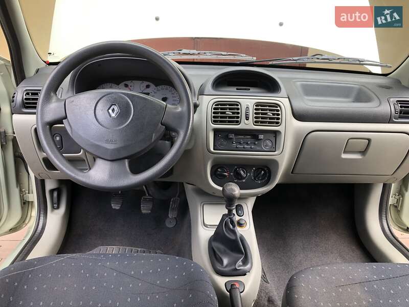 Седан Renault Symbol 2002 в Белой
