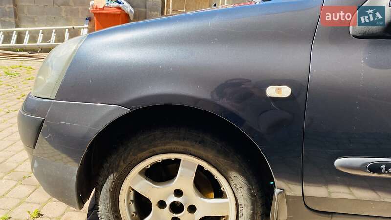 Седан Renault Thalia 2004 в Хусті