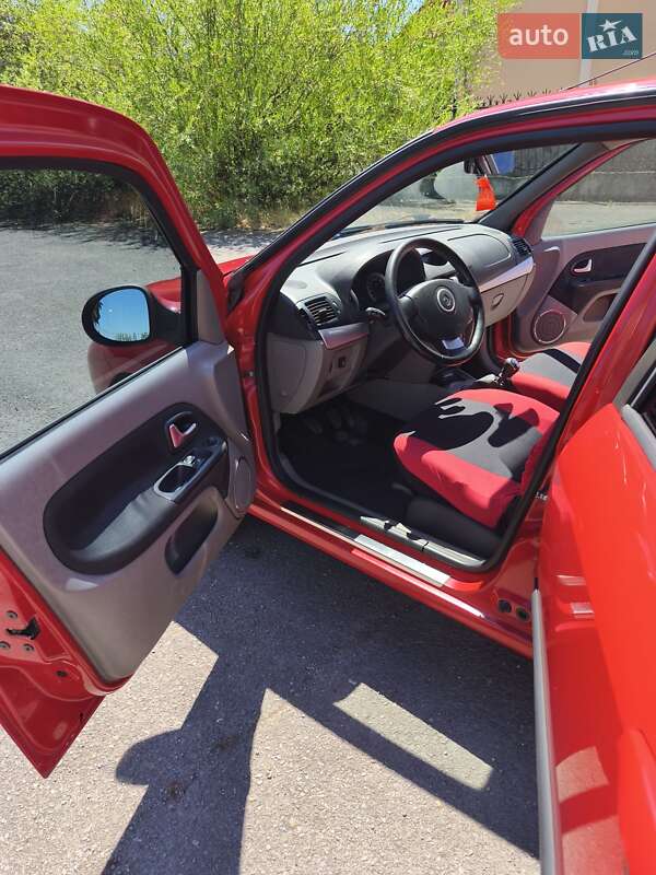 Седан Renault Thalia 2012 в Долині