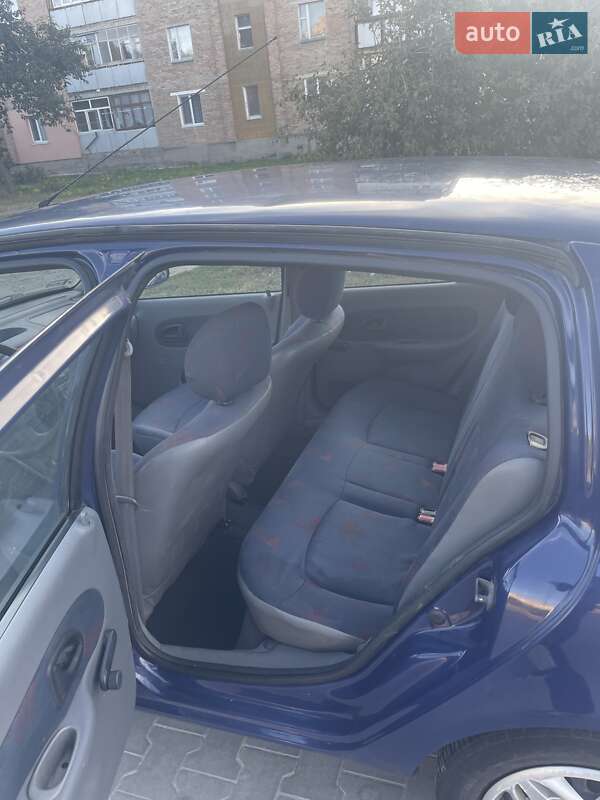Седан Renault Thalia 2001 в Ватутино