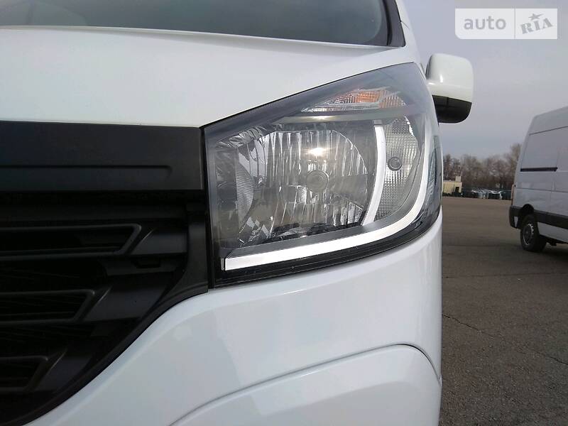 Вантажопасажирський фургон Renault Trafic 2016 в Бердичеві