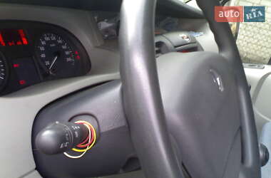 Грузопассажирский фургон Renault Trafic 2006 в 